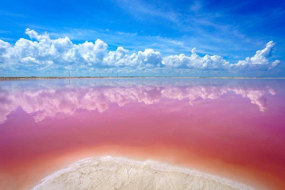 Hồ nước màu hồng đẹp tuyệt nhưng du khách tuyệt đối không được tắm